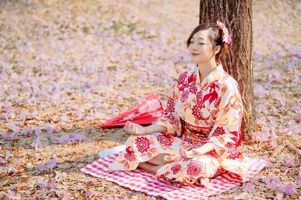 Mulher Asiática Vestido Tradicional Quimono Práticas Meditação Árvore Flor Cerejeira — Fotografia de Stock