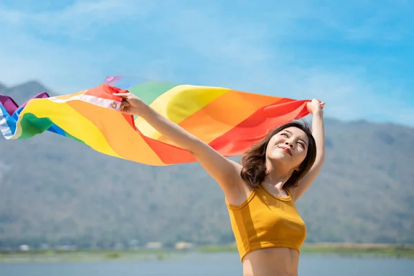 Mujeres Lesbianas Con Bandera Arco Iris Orgullo Gay Playa Contra — Foto de Stock