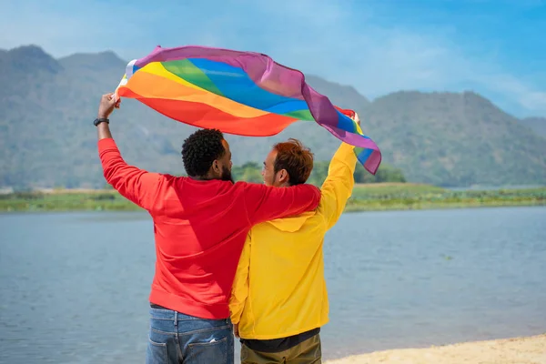 Vista Trasera Africano Gay Asiático Gay Pareja Amor Momento Pasando — Foto de Stock