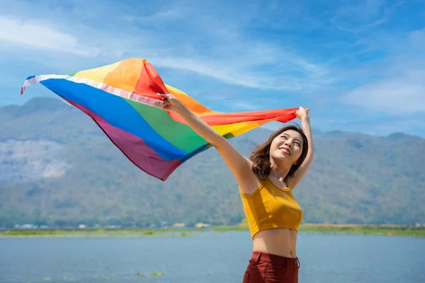 Donna Lesbica Con Orgoglio Gay Bandiera Arcobaleno Sulla Spiaggia Contro — Foto Stock