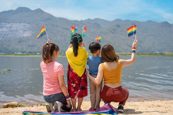 Vista Traseira Jovens Pessoas Diversidade Segurando Orgulho Gay Bandeira Arco — Fotografia de Stock