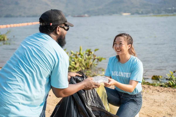 Happy Group Jovens Voluntários Limpando Plástico Praia Rio Cuidado Ambiental — Fotografia de Stock