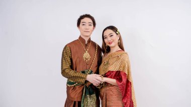 Tayland geleneksel kültüründe beyaz arka planda izole edilmiş geleneksel Tayland kostümlü Asyalı kadın ve erkeklerin lüks portresi.