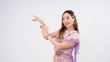 Geleneksel Taylandlı bir kadının lüks portresi. Tayland kostümlü. Bilezik takıyor ve beyaz arka planda izole bir şekilde gülümsüyor.