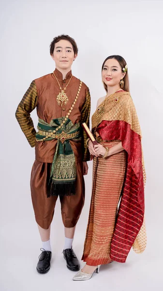 Pareja Asiática Traje Tailandés Tradicional Sonriendo Aislada Sobre Fondo Blanco — Foto de Stock