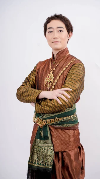 伝統的なタイの衣装を着た美しいタイ人の男性の豪華な肖像画白い背景に隔離された腕を持つスタンド — ストック写真
