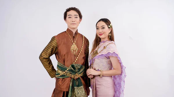 在泰国传统文化中 身着传统泰国人服装的亚洲男人和女人的奢华画像 在白色背景下被隔离开来 — 图库照片
