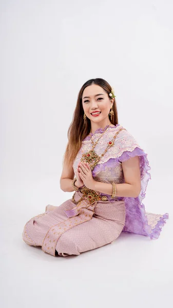 Молодая Азиатская Женщина Типичном Тайском Платье Позирует Отплатить Уважение Улыбкой — стоковое фото