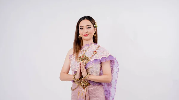 Роскошный Портрет Красивой Тайской Женщины Традиционном Тайском Костюме Изображающий Уважение — стоковое фото