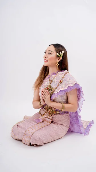 Dame Typischem Thai Kleid Und Posiert Respekt Zollen Mit Einem — Stockfoto