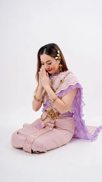 亚洲妇女穿着典型的 传统的泰式服装 带有泰国文化的特征 摆出一副笑容满面的样子 与外界隔绝在白色背景下 — 图库照片