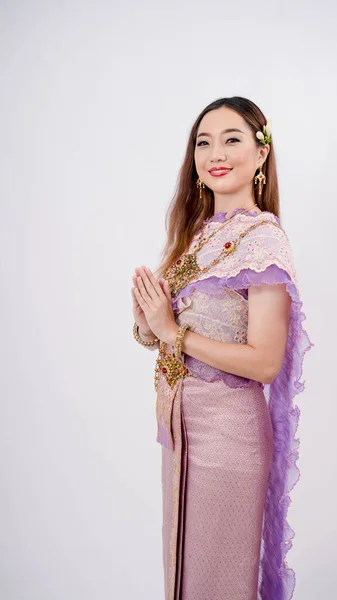 Роскошный Портрет Красивой Тайской Девушки Традиционном Тайском Костюме Изображающий Уважение — стоковое фото