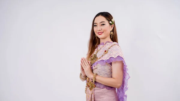 Lyxigt Porträtt Vacker Thailändsk Kvinna Traditionell Thailändsk Kostym Poserar För — Stockfoto