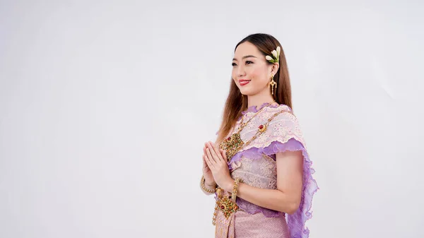Geleneksel Tayland Kültürü Geleneksel Taylandlı Güzel Bir Kadının Beyaz Arka — Stok fotoğraf