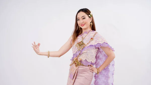 一个身穿传统泰式服装的美丽泰国女子的奢华画像 她的泰式舞姿与白色背景格格不入 — 图库照片