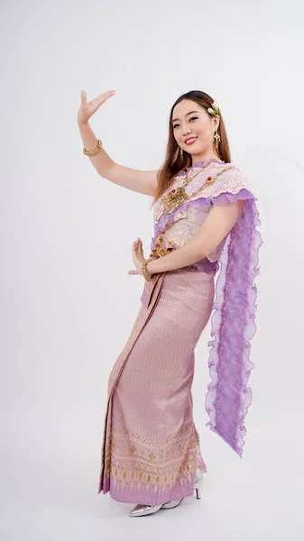 泰国传统文化中 穿着传统泰国人服装的美丽女人 在与白人隔离的背景下 摆出泰国人的舞姿和微笑 — 图库照片