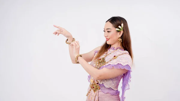 Geleneksel Tayland Kostümü Giymiş Güzel Bir Kadının Lüks Portresi Bilezik — Stok fotoğraf