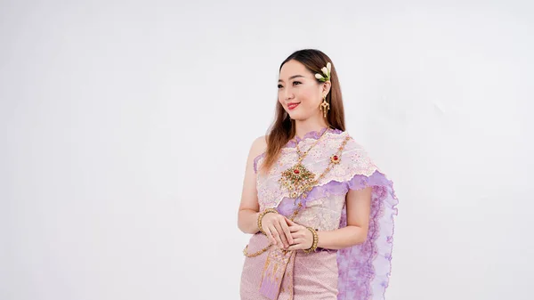美しい女性 タイの民族衣装 伝統的なタイのドレス タイの女性 良い気分 美しい笑顔 白い背景に孤立 — ストック写真