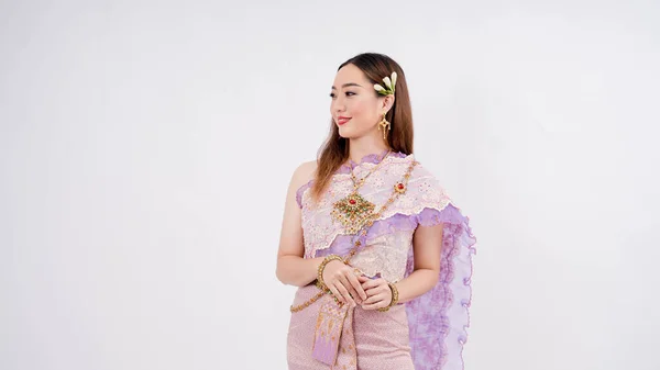 Schöne Frau Mit Traditioneller Thailändischer Tracht Die Auf Weißem Hintergrund — Stockfoto