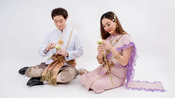 Azjatycka Para Tradycyjnym Tajlandzkim Kostiumie Podejmowania Dekorowanie Lotosu Izolowane Białym — Zdjęcie stockowe