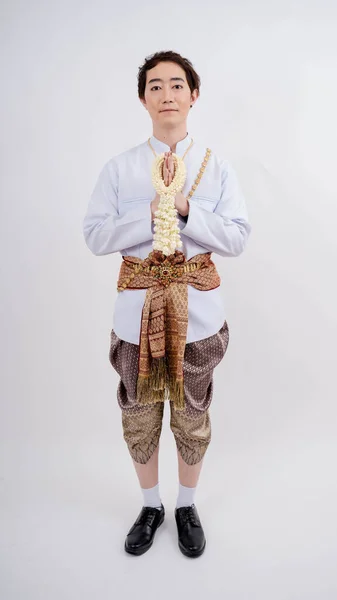 Asiatisk Man Traditionell Thai Kostym Poserar För Att Visa Respekt — Stockfoto