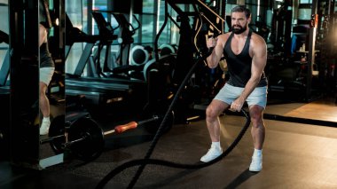 Formda atletik bir adam yüksek yoğunluklu antrenman sırasında güç, dayanıklılık ve tüm vücut koordinasyonunu gösteriyor.