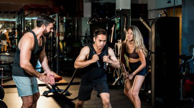 Çeşitli takım arkadaşları tarafından teşvik edilirken, erkek sporcuyla spor salonunda idman yapmak, takım çalışması ve motivasyon gösterisi..