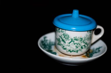 Siyah arka planda bir fincan kahve.