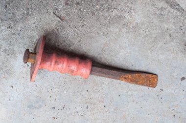 Gri soyut desenli çimento arkaplan üzerine oyma aracı.