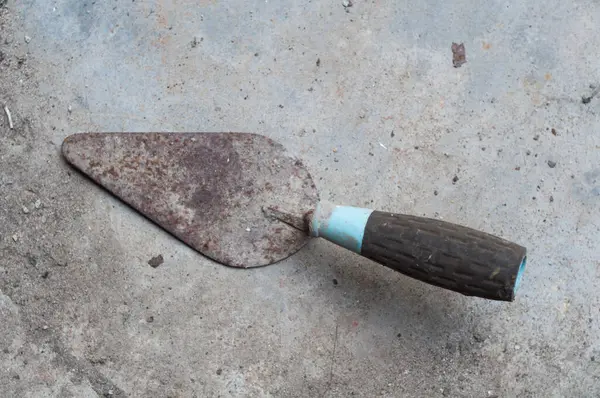 Gri soyut desenli çimento arka planında çimento kaşığı.