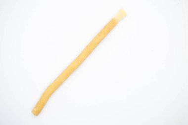 Beyaz arka planda eski geleneksel İslami doğal diş fırçası miswak ya da siwak