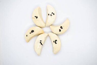 beyaz zemin üzerinde hamur işleri