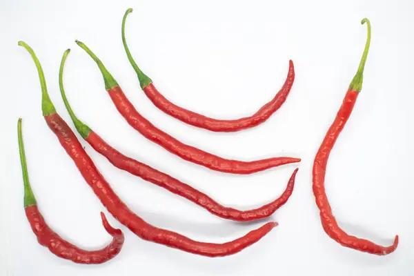 Kırmızı biber beyaz arkaplanda izole edildi