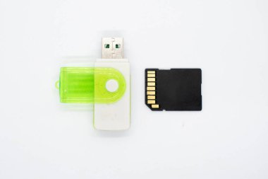 SD (Güvenli Dijital) kartları okumak ve veri aktarmak için USB kart okuyucu aygıtı ve bilgisayara Mikro SD kartı.