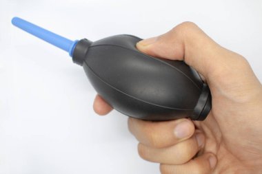 Beyaz arka planda izole edilmiş bir toz püskürtücü.