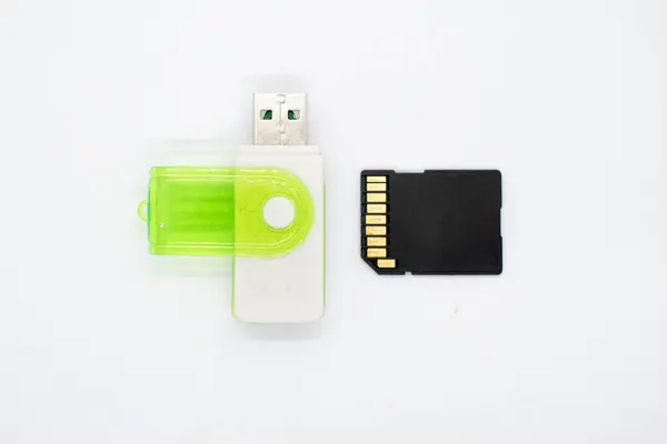 SD (Güvenli Dijital) kartları okumak ve veri aktarmak için USB kart okuyucu aygıtı ve bilgisayara Mikro SD kartı.