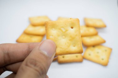 Eldeki bisküviler beyaz arkaplanda izole.