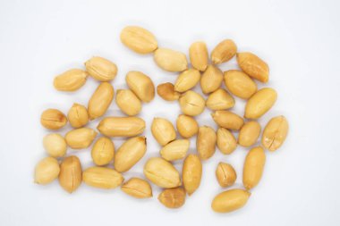 Beyaz arkaplanda yer fıstıkları