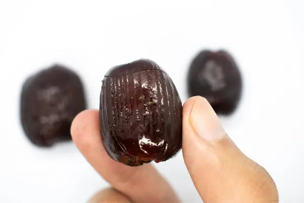 beyaz arkaplanda elle izole edilmiş bal tarihleri.