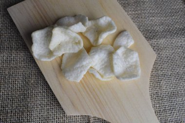 Tahta kesme tahtasında kraker atıştırması