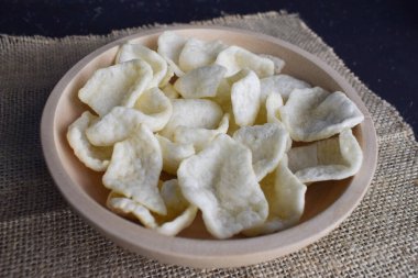 Tahta kasede atıştırmalık krakerler