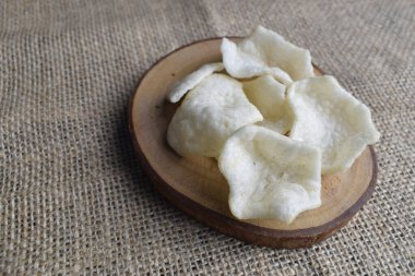 Tahta kesme tahtasındaki atıştırmalıklar.