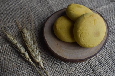 Nextar biscuits with pineapple flavor on wood chips