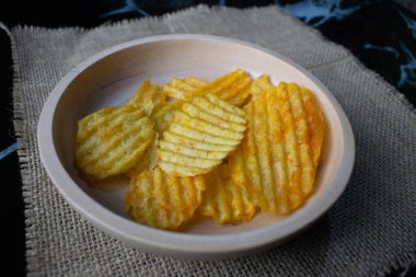 ahşap kase patates cipsi