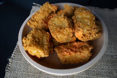 Tahta kasede çıtır çıtır tofu.