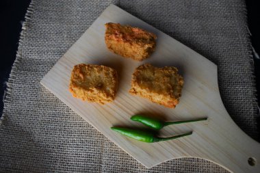 Tahta kesme tahtasında çıtır çıtır tofu.
