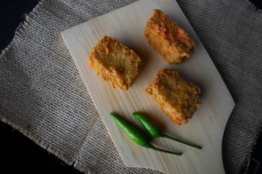 Tahta kesme tahtasında çıtır çıtır tofu.