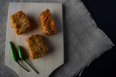 Tahta kesme tahtasında çıtır çıtır tofu.