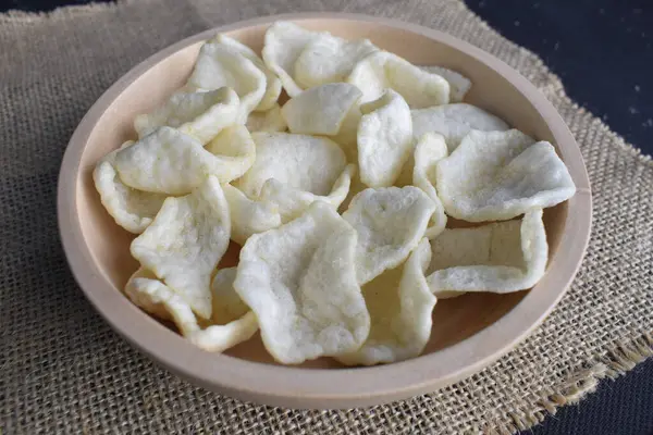 Tahta kasede atıştırmalık krakerler