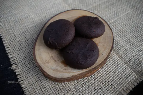 Ağaç parçalarının üzerinde çikolata aromalı Nastar pastası